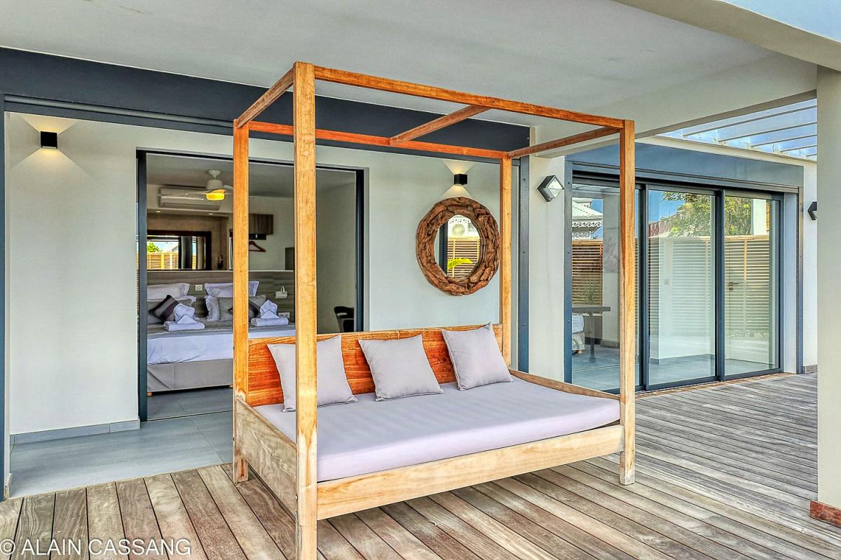 A louer villa 5 chambres pour 10 personnes avec piscine et vue mer à Sainte Anne en Guadeloupe - salon repos